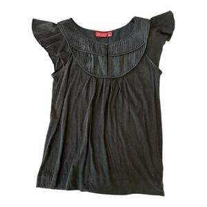 ELLE black cotton pullover top, sz M cap flutter sleeves, pleats, full fit.